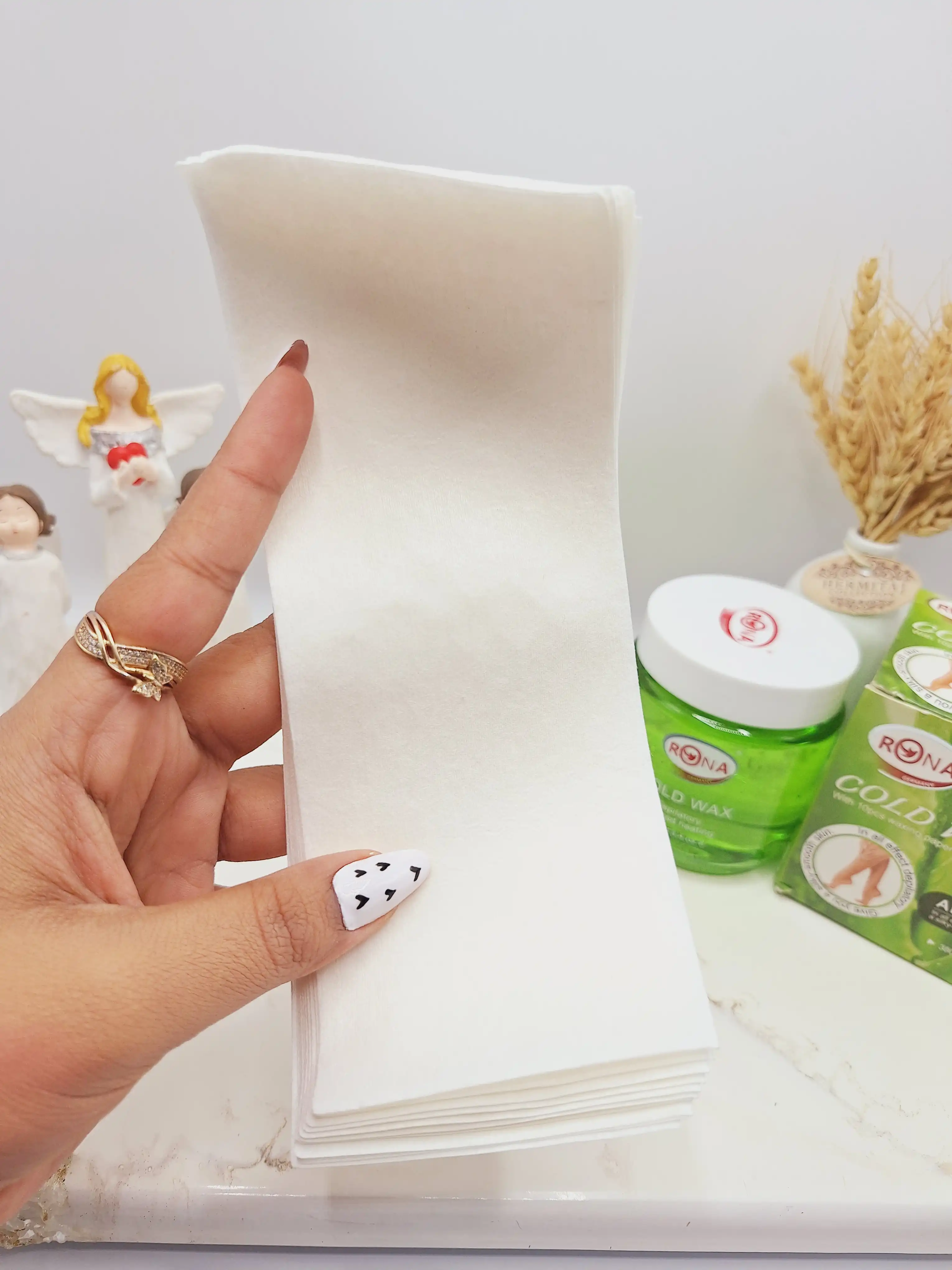 موم سرد با کاغذ اپیلاسیون همراه با کاردک رایحه آلوئه ورا برند RONA کد 3138