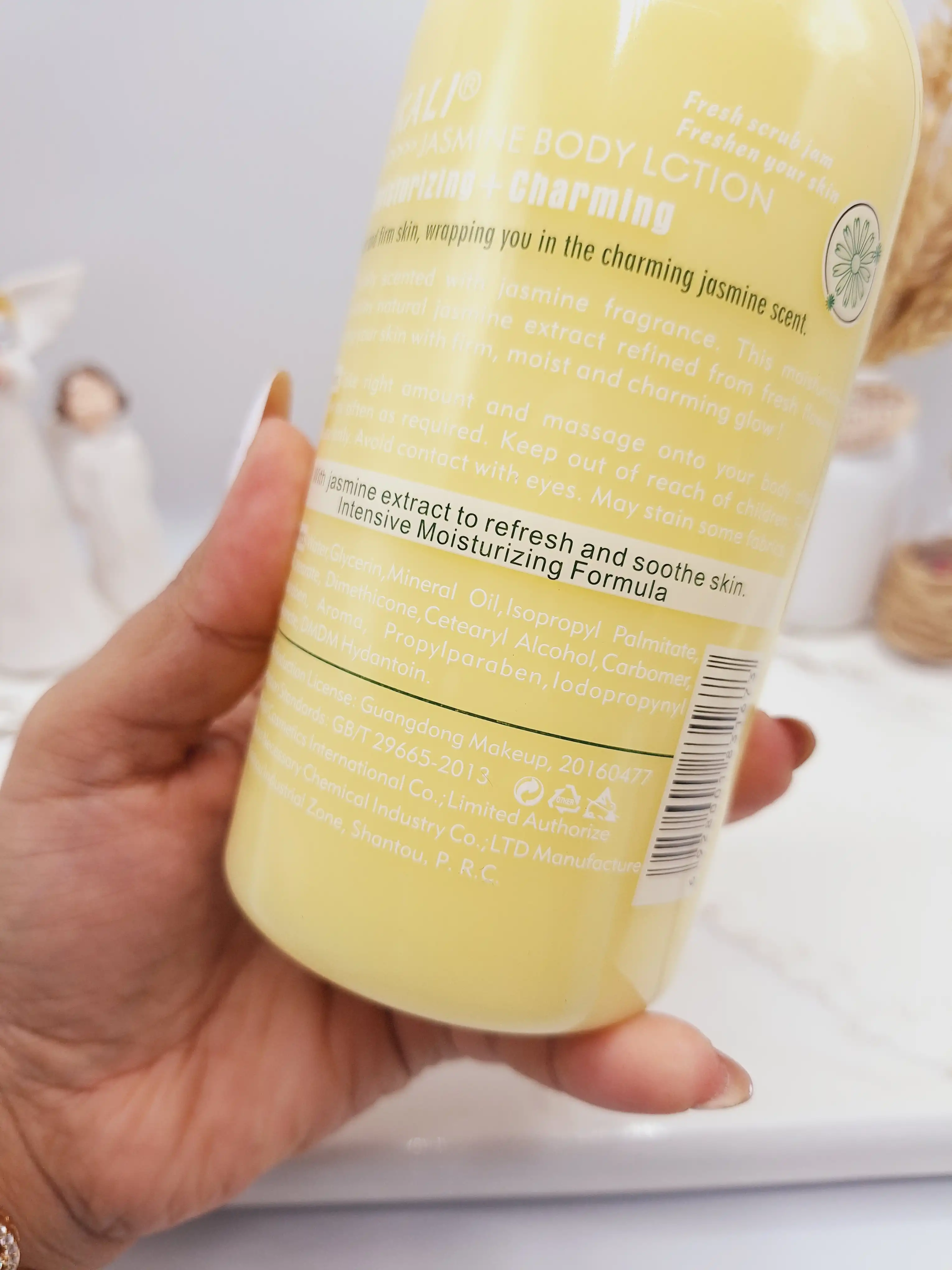 لوسیون روشن کننده و آبرسان رایحه گل شرقی بابونه برند وکالی حجم 500 میل کد WKL296