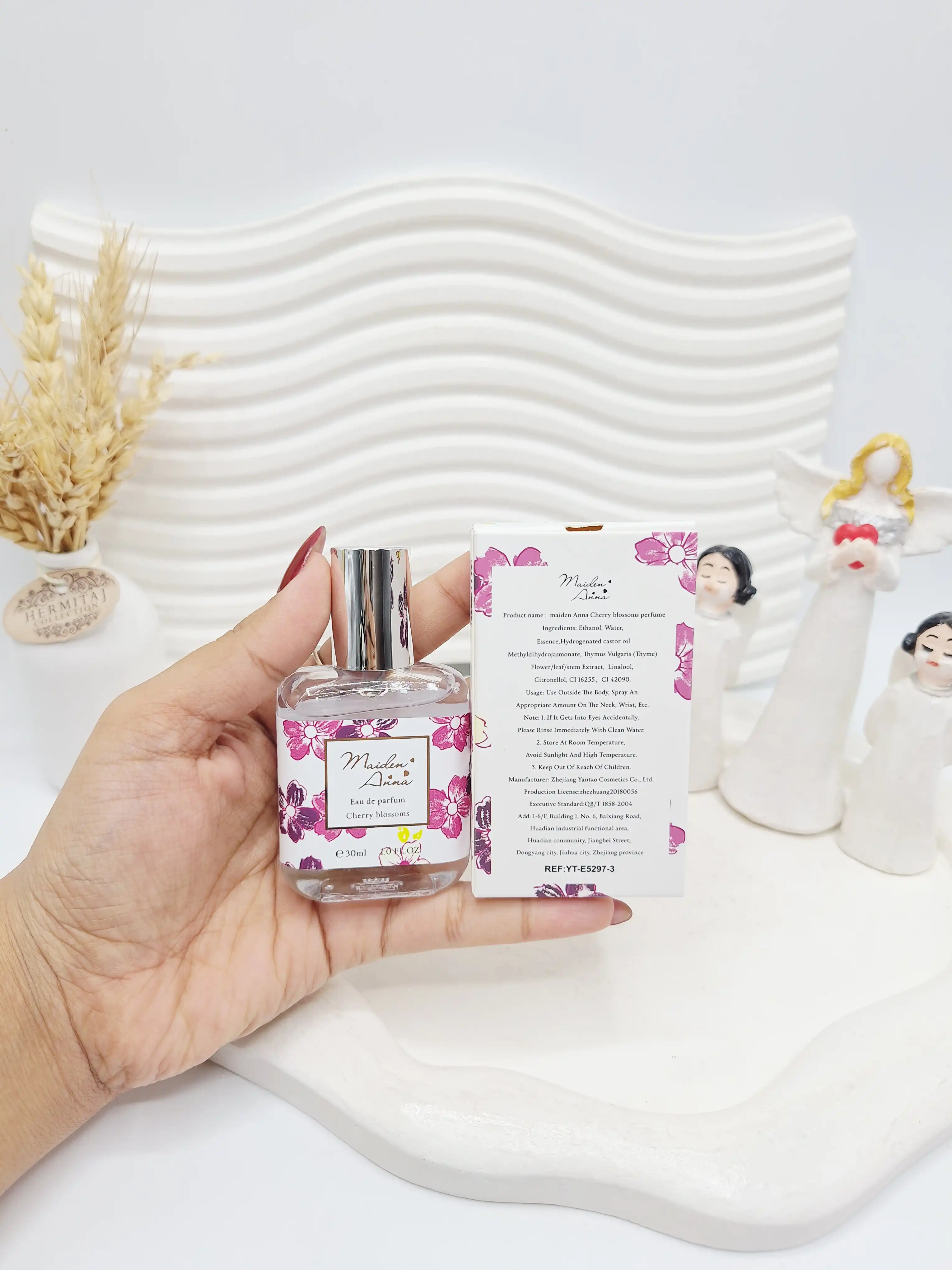 عطر مینی 30میل مدل شکوفه گیلاس شیک و ملایم برند کد 3-5297عطر مینی 30میل مدل شکوفه گیلاس شیک و ملایم برند کد 3-5297